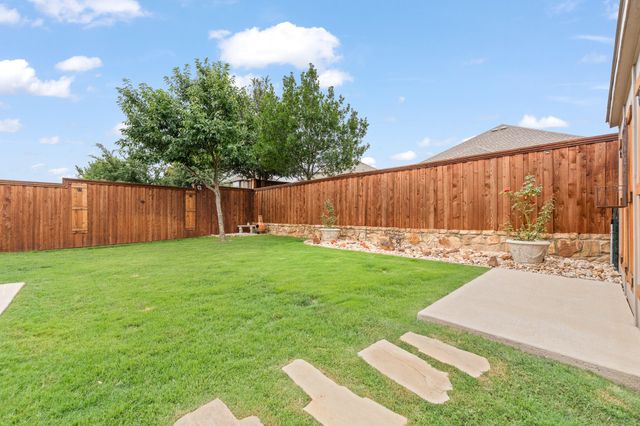 1000 Longhorn Drive, Aubrey, TX 76227