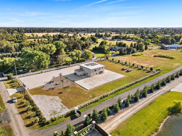 8600 Cherrington Ln, Elk Grove, CA 95624