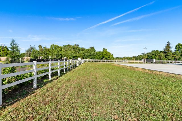 8600 Cherrington Ln, Elk Grove, CA 95624