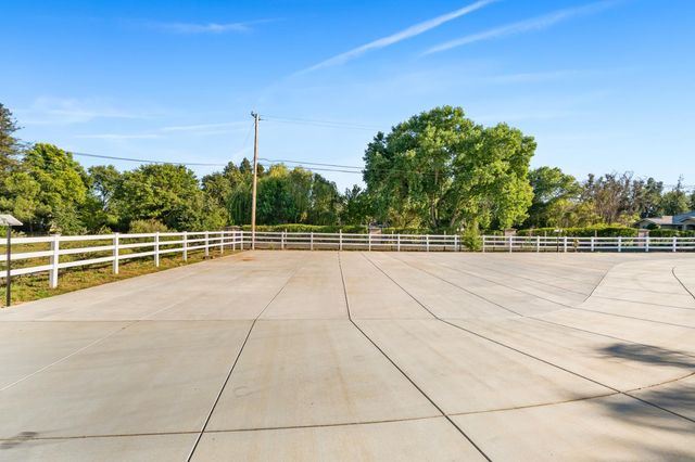 8600 Cherrington Ln, Elk Grove, CA 95624