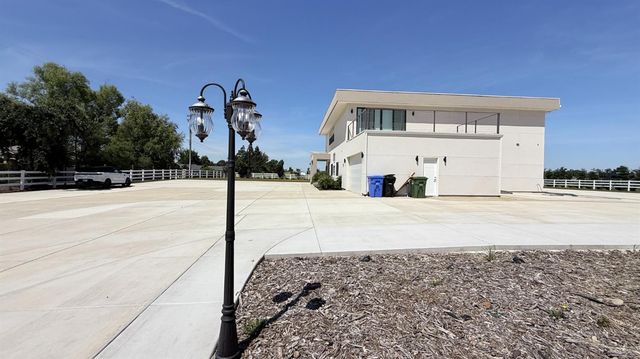 8600 Cherrington Ln, Elk Grove, CA 95624
