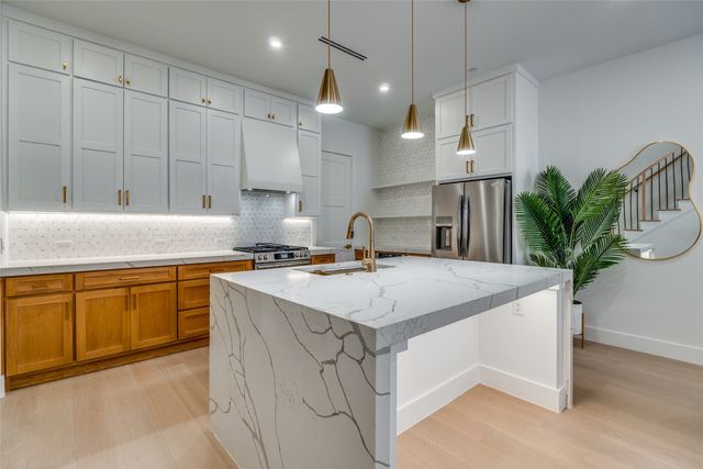 708 W 10th Street 103, Dallas, TX 75208