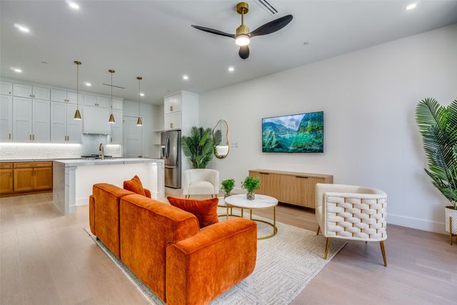 708 W 10th Street 103, Dallas, TX 75208