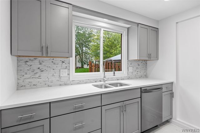 1206 Charlesgate Circle, Amherst, NY 14051