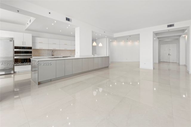 808 Brickell Key Dr 304, Miami, FL 33131