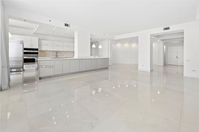 808 Brickell Key Dr 304, Miami, FL 33131