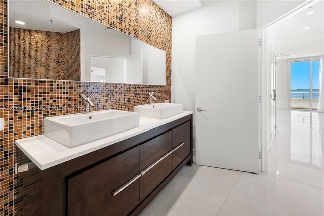 808 Brickell Key Dr 304, Miami, FL 33131