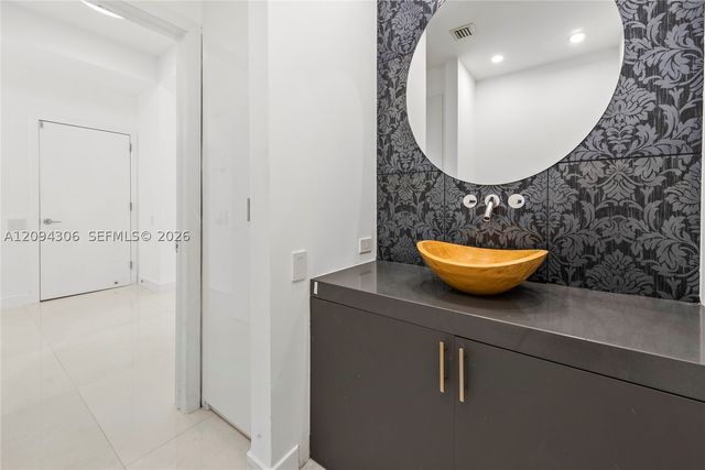 808 Brickell Key Dr 304, Miami, FL 33131