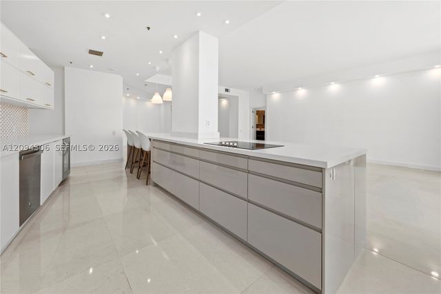 808 Brickell Key Dr 304, Miami, FL 33131