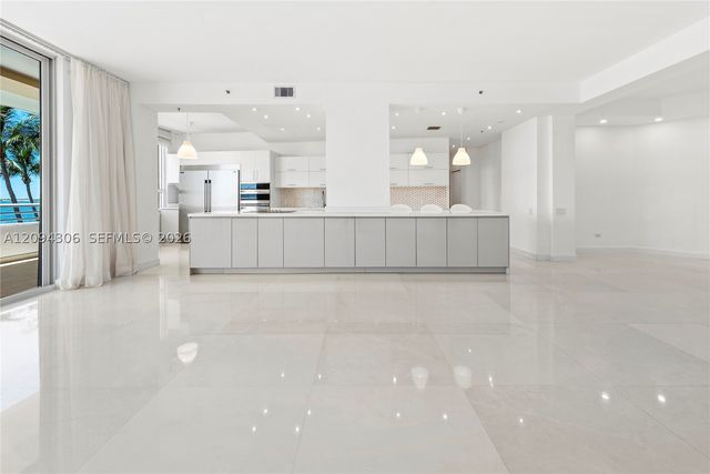 808 Brickell Key Dr 304, Miami, FL 33131