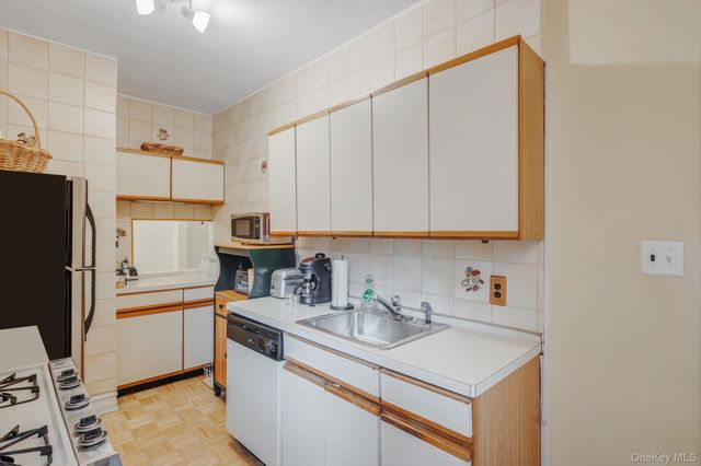 109-14 Ascan Avenue 4B, Forest Hills, NY 11375