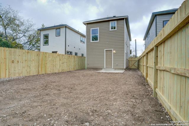121 Lawton St, San Antonio, TX 78237