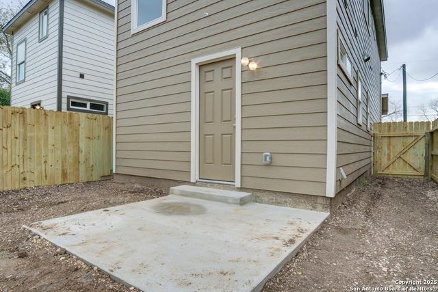 121 Lawton St, San Antonio, TX 78237