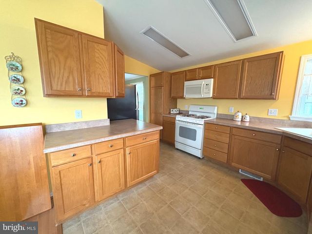 30 FORT LEE DR, Manahawkin, NJ 08050