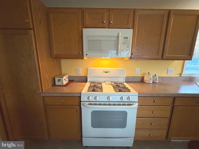 30 FORT LEE DR, Manahawkin, NJ 08050