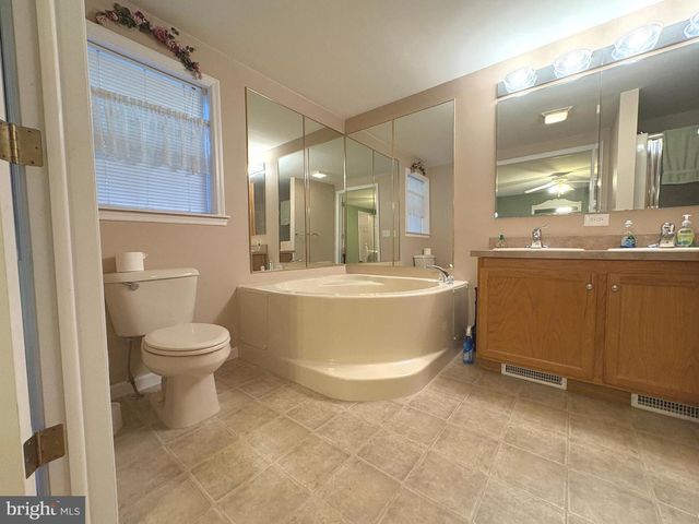 30 FORT LEE DR, Manahawkin, NJ 08050