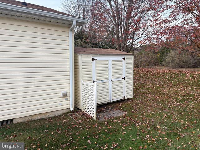 30 FORT LEE DR, Manahawkin, NJ 08050