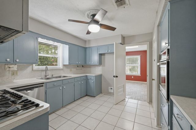 2607 Brom Bones Boulevard, Pearland, TX 77581