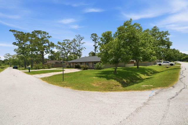 2607 Brom Bones Boulevard, Pearland, TX 77581