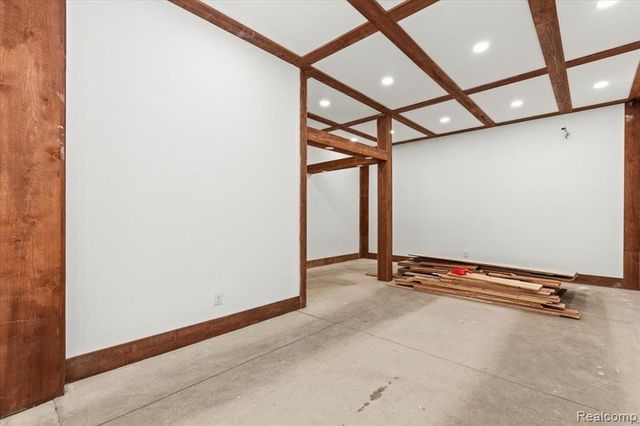 2574 Airport Road, Waterford, MI 48329