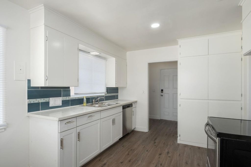 Image 13 of property listing at 1715 W Terrace Avenue, Fresno, CA 93705