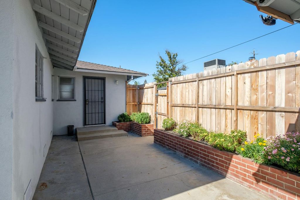 Image 27 of property listing at 1715 W Terrace Avenue, Fresno, CA 93705