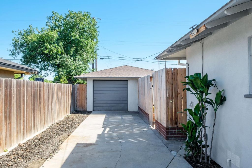 Image 3 of property listing at 1715 W Terrace Avenue, Fresno, CA 93705