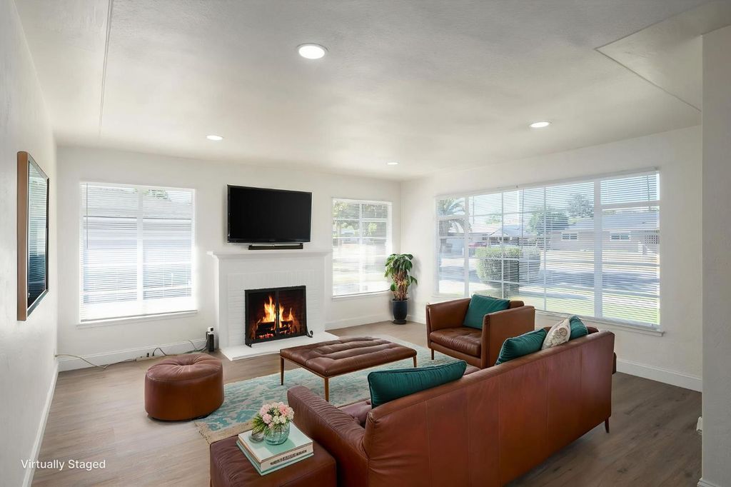 Image 5 of property listing at 1715 W Terrace Avenue, Fresno, CA 93705
