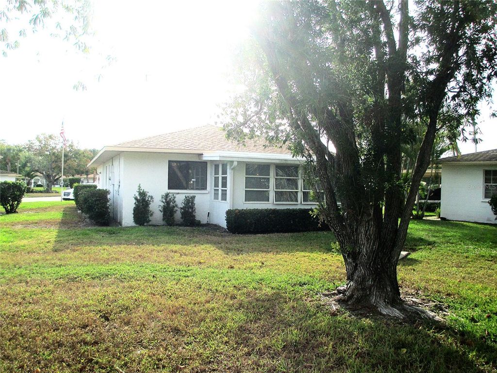 Image 16 of property listing at 5040 LIVE OAK CIRCLE 93, Bradenton, FL 34207