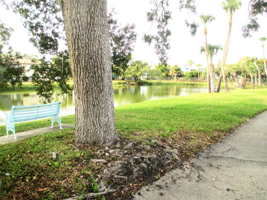 Image 18 of property listing at 5040 LIVE OAK CIRCLE 93, Bradenton, FL 34207