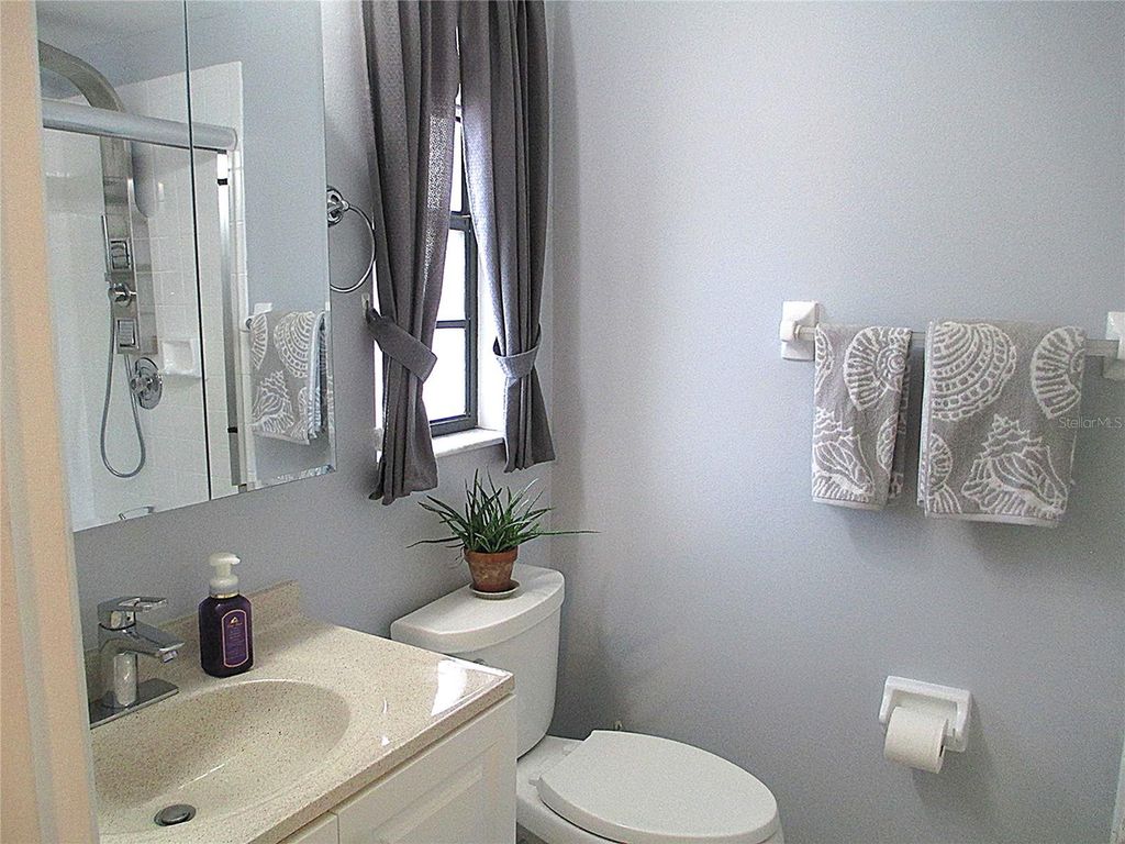 Image 8 of property listing at 5040 LIVE OAK CIRCLE 93, Bradenton, FL 34207