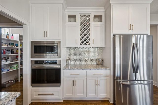 2500 NW Riverview Drive, Riverside, MO 64150