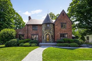 8 Bruce Ln, Newton, MA 02458