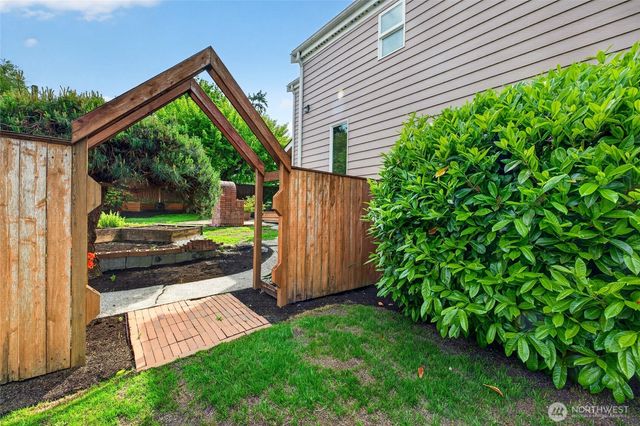 516 Wana Wana Place NE, Tacoma, WA 98422