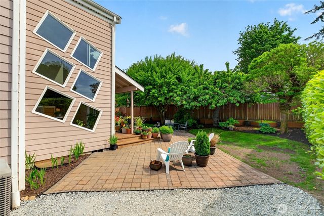 516 Wana Wana Place NE, Tacoma, WA 98422