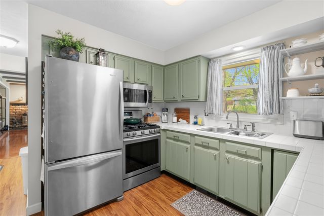 7702 Hunters Ridge Drive, Kalamazoo, MI 49009