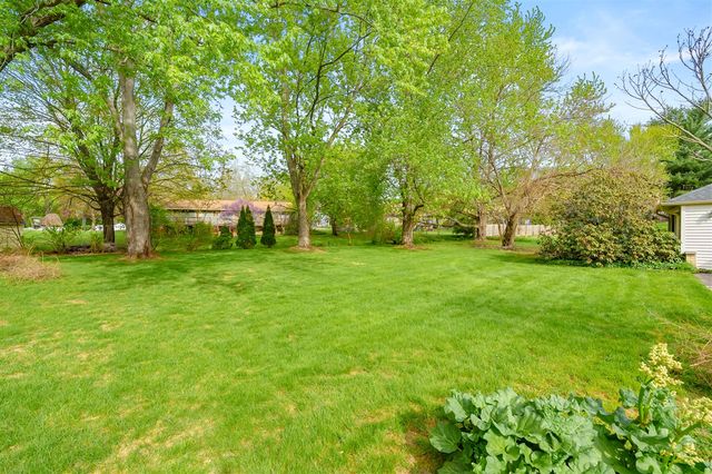 7702 Hunters Ridge Drive, Kalamazoo, MI 49009