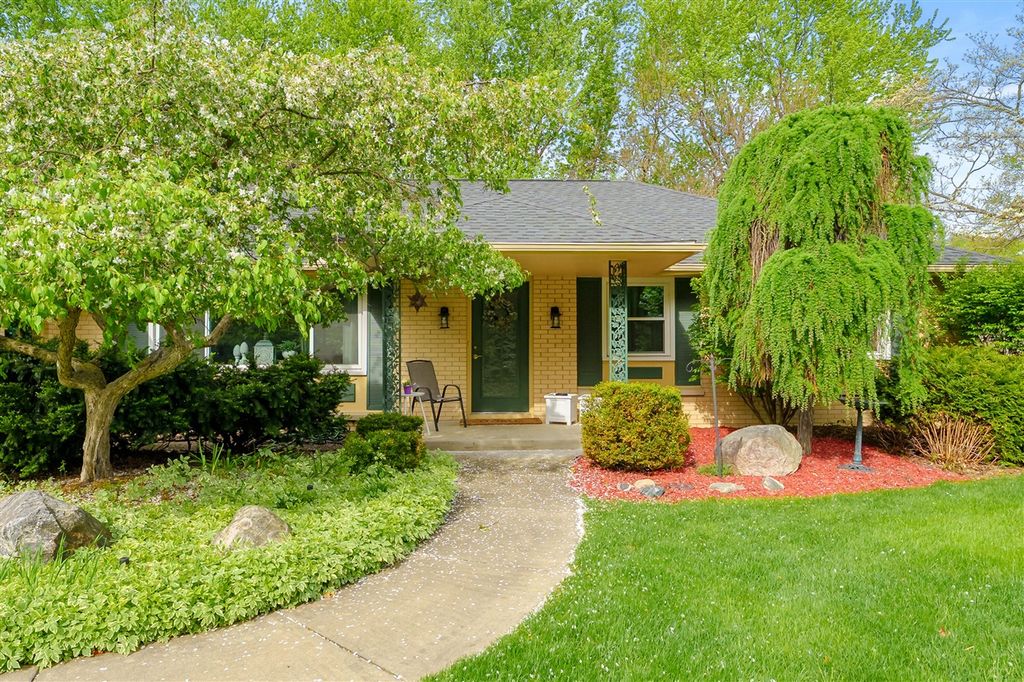 7702 Hunters Ridge Drive, Kalamazoo, MI 49009