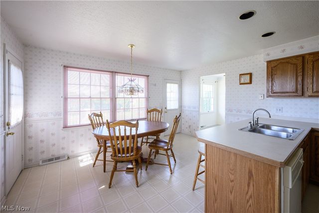 651 E Parkleigh Drive, Seven Hills, OH 44131