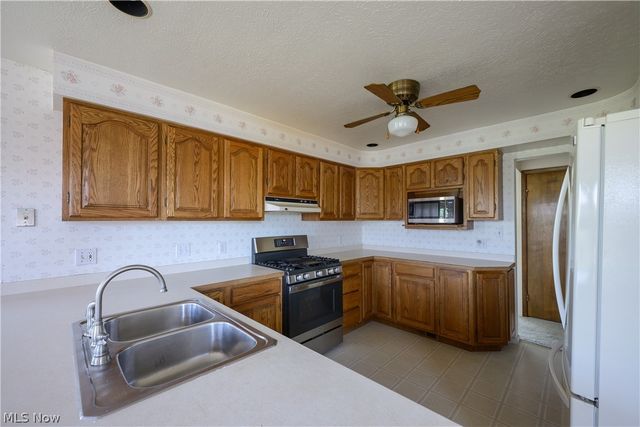651 E Parkleigh Drive, Seven Hills, OH 44131
