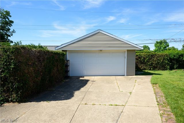 651 E Parkleigh Drive, Seven Hills, OH 44131