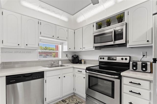 9523 S Hollybrook Lake Dr 21-307, Pembroke Pines, FL 33025