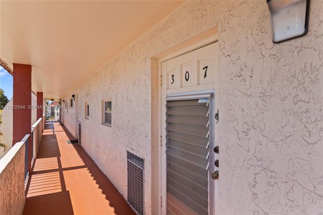 9523 S Hollybrook Lake Dr 21-307, Pembroke Pines, FL 33025