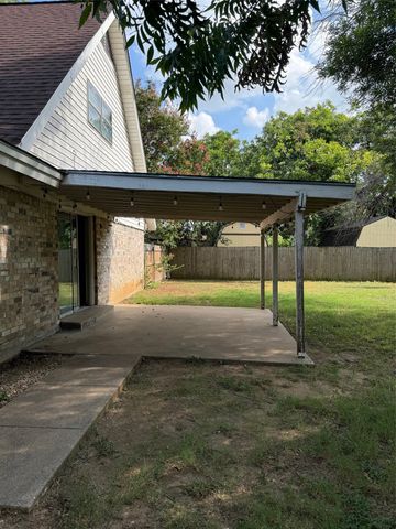 1004 Oakwood Drive, Euless, TX 76040