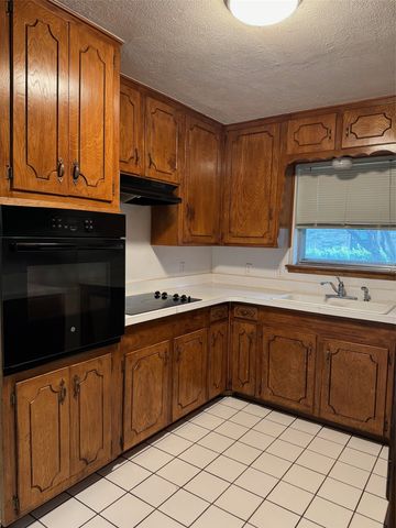 1004 Oakwood Drive, Euless, TX 76040