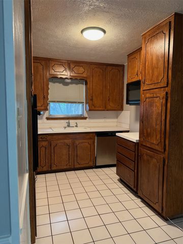 1004 Oakwood Drive, Euless, TX 76040