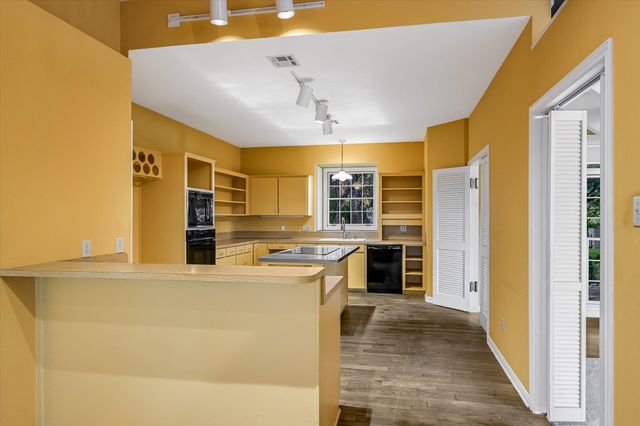 705 Windsong TRL, West Lake Hills, TX 78746