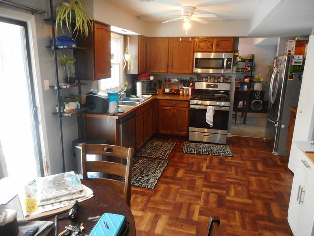 576 Iroquois Trail, Carol Stream, IL 60188