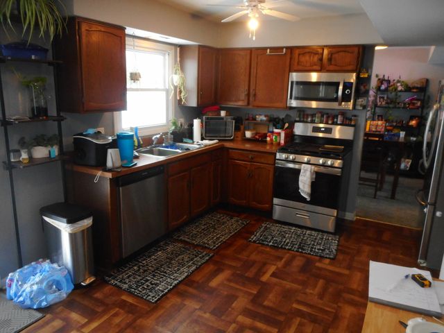 576 Iroquois Trail, Carol Stream, IL 60188