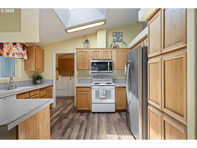 3220 CRESCENT Ave 82, Eugene, OR 97408